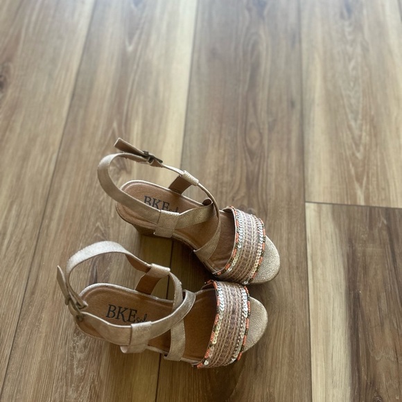 BKE sole women’s Metallic Gold Sequin wedges size 5M - Picture 3 of 4